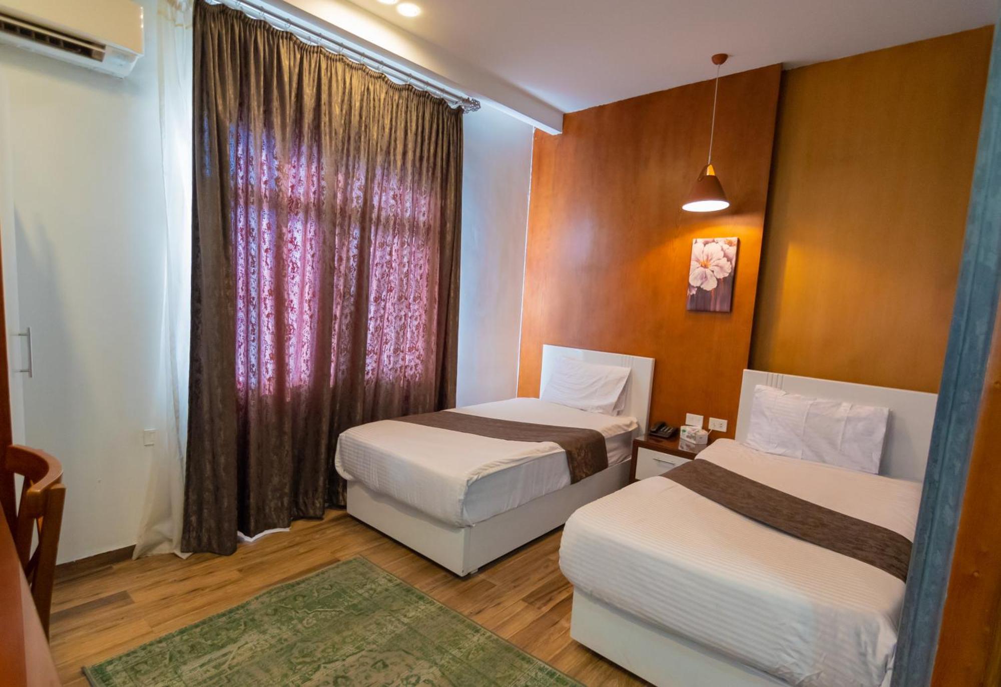 Museum Plaza Hostal *